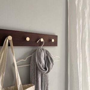 MOUD Home ash knagerække i termo ask - 100 cm lang med messing knager