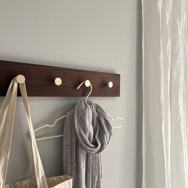 MOUD Home ash knagerække i termo ask - 100 cm lang med messing knager