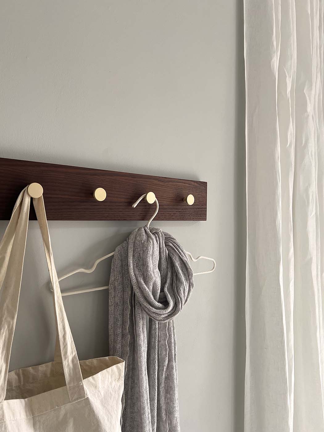 MOUD Home ash knagerække i termo ask - 100 cm lang med messing knager