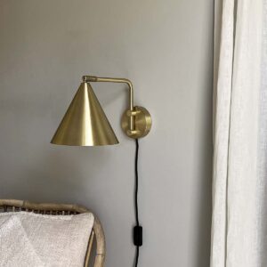 Moud home mas væglampe i børstet messing