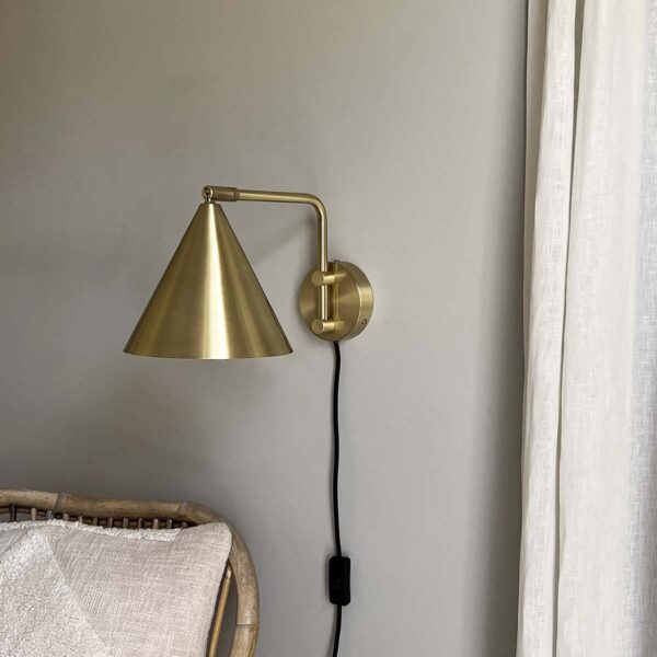 Moud home mas væglampe i børstet messing