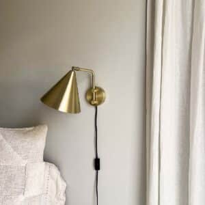 Moud home mas væglampe i børstet messing