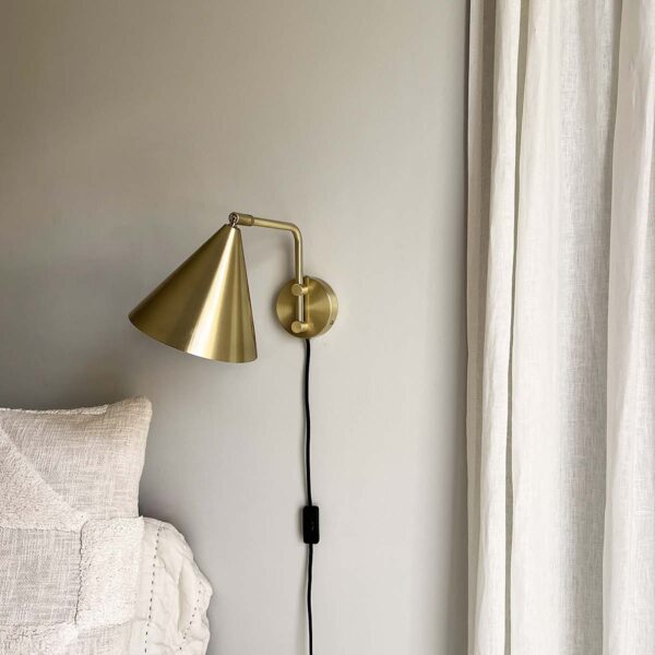 Moud home mas væglampe i børstet messing