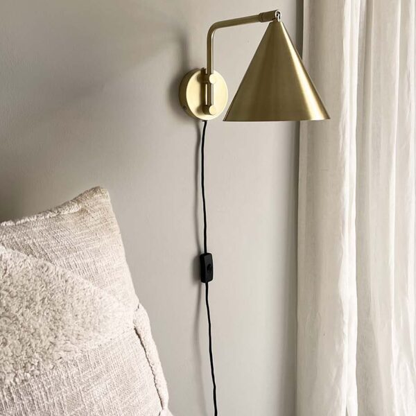 Moud home mas væglampe i børstet messing