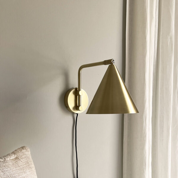 Moud home mas væglampe i børstet messing