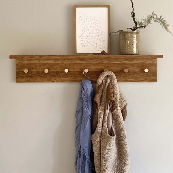 MOUD Home fjord knagerække med hattehylde i eg med stål knager