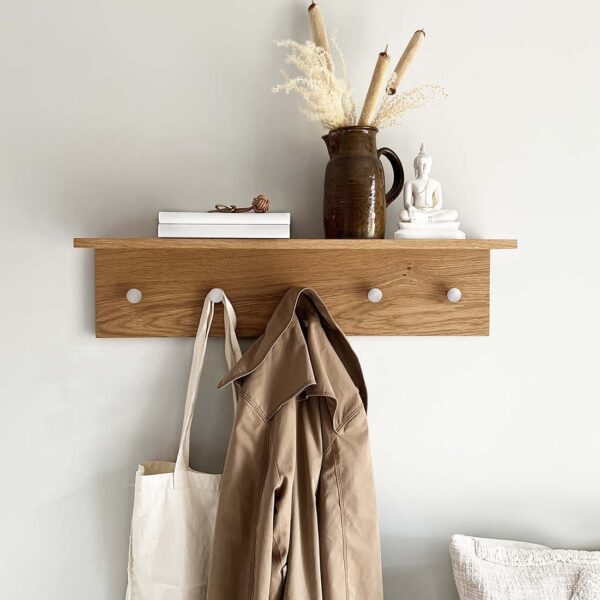 MOUD Home fjord knagerække med hylde i massiv egetræ med 5 stål knager