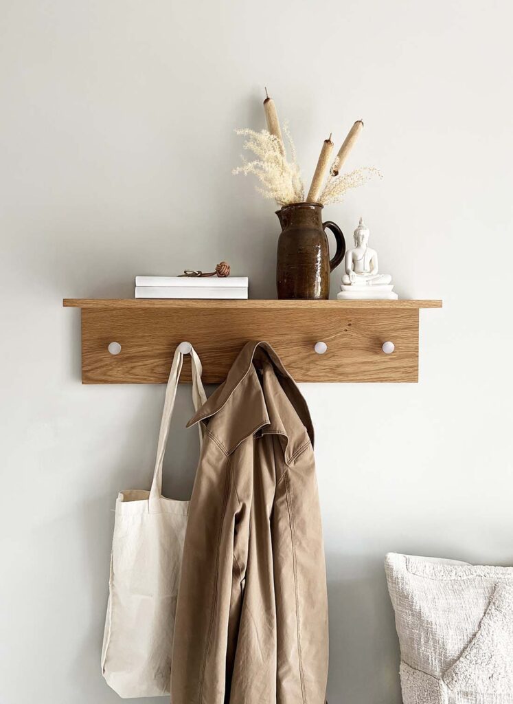 MOUD Home fjord knagerække med hylde i massiv egetræ med 5 stål knager