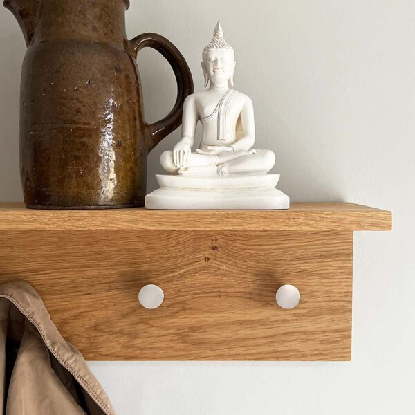 MOUD Home fjord knagerække med hylde i massiv egetræ med 5 stål knager