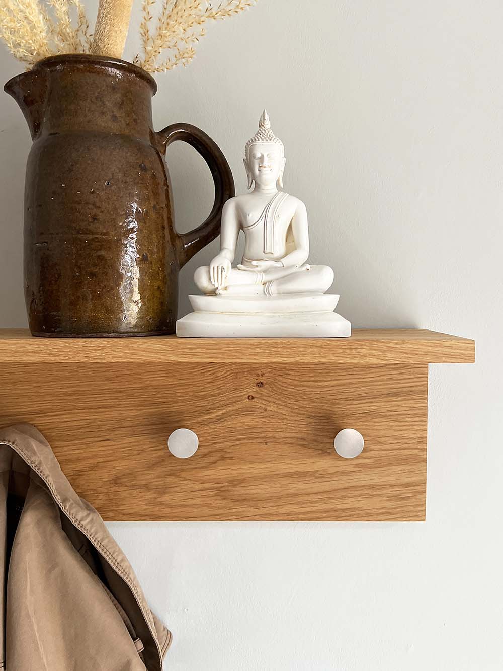 MOUD Home fjord knagerække med hylde i massiv egetræ med 5 stål knager