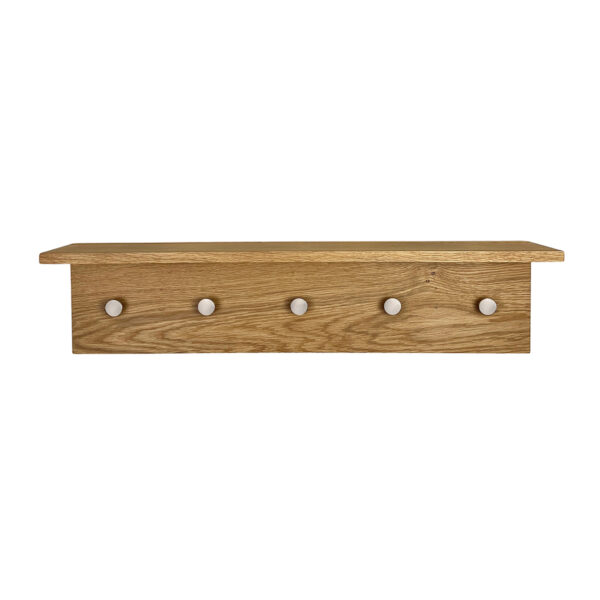 MOUD Home fjord knagerække med hattehylde i eg med stål knager