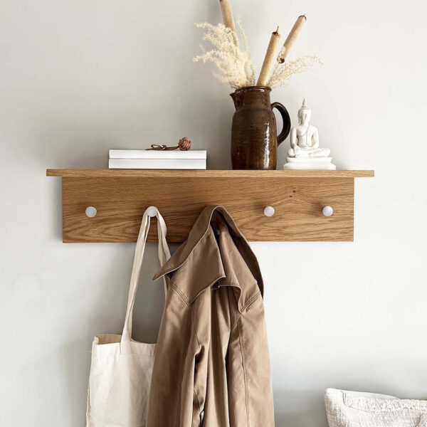 MOUD Home fjord knagerække med hattehylde i eg med stål knager