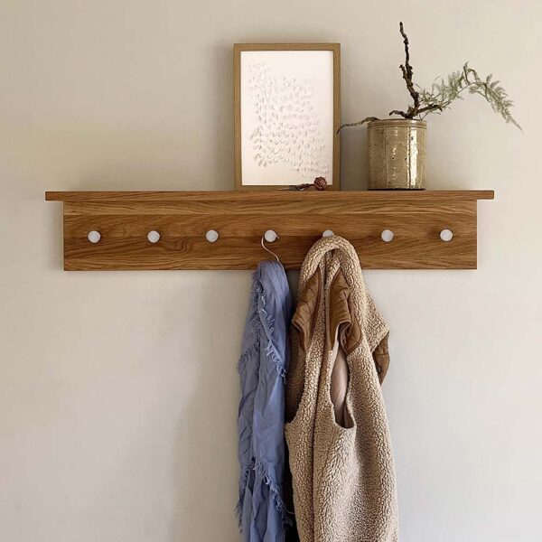 MOUD Home fjord knagerække med hylde i massiv egetræ med 7 stål knager - 90 cm lang