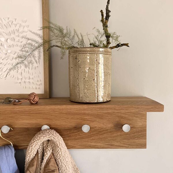 MOUD Home fjord knagerække med hylde i massiv egetræ med 7 stål knager - 90 cm lang