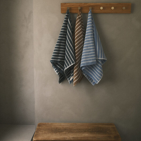 MOUD Home Lino stribet håndklæde ocean blue