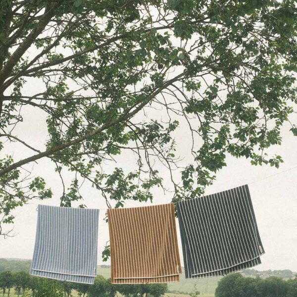 MOUD Home Lino stribet håndklæde ocean blue