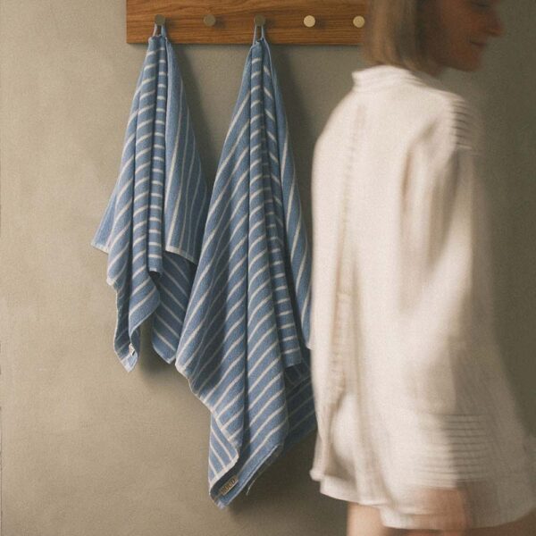 MOUD Home Lino stribet håndklæde ocean blue